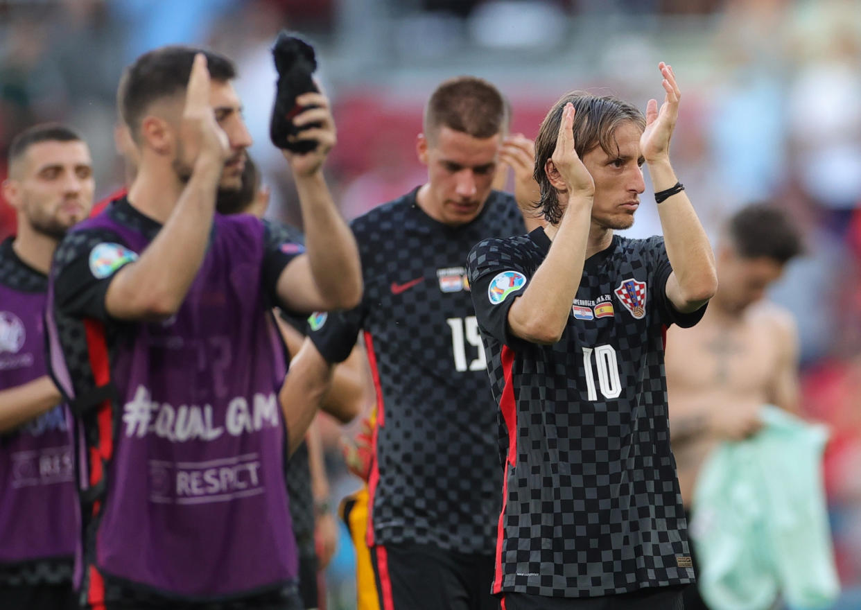 Nach großem Kampf schieden Luka Modric (rechts) und seine Kroaten gegen Spanien aus, jetzt gibt es Ärger wegen ihrer Trikots. (Bild: REUTERS/Friedemann Vogel)