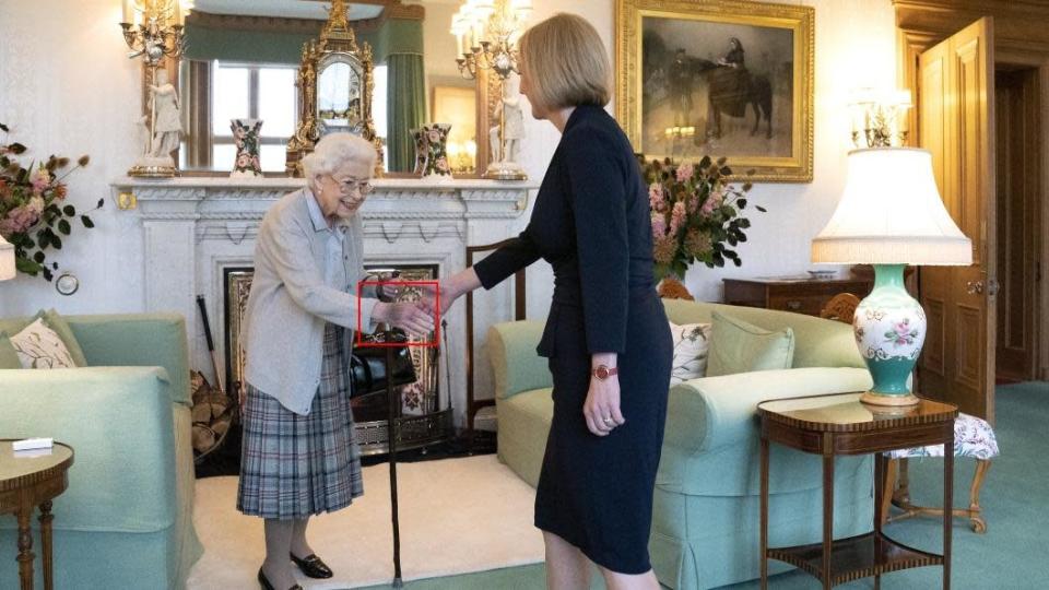 英國女王6日出席任命儀式，手上大片瘀青引發外界關注。（圖／翻攝自@RoyalFamily 推特）