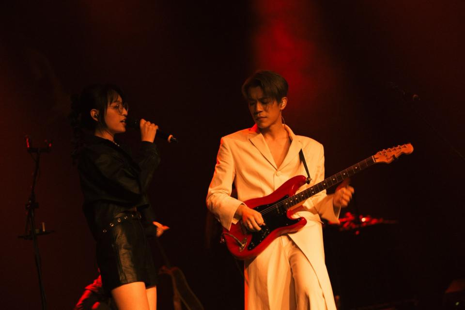 劉家凱（右）邀桃子A1J合唱〈一無是處的人生〉。凱開而彈提供