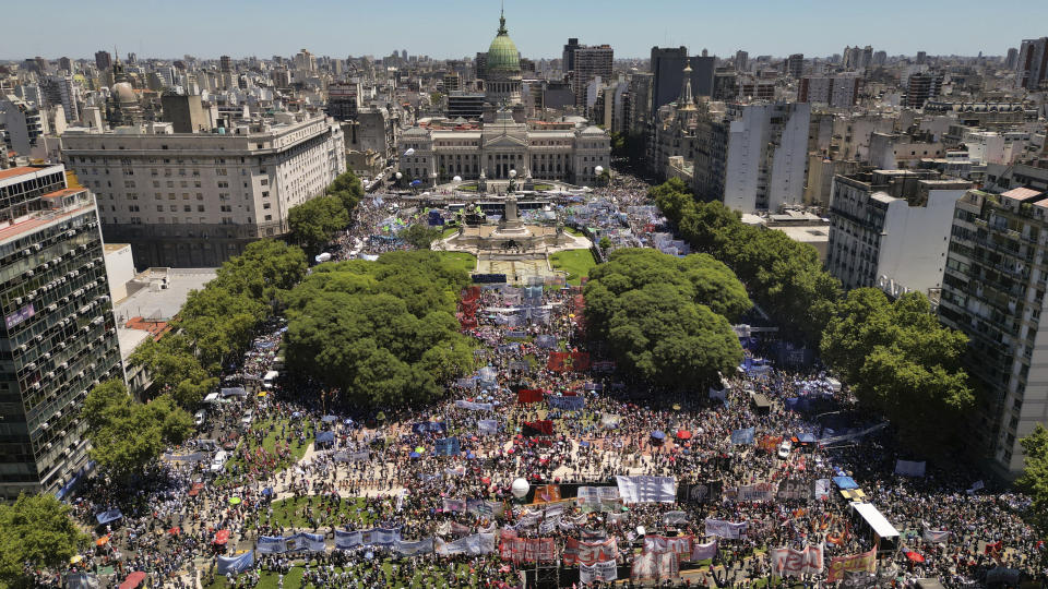 Personas protestan fuera del Congreso en una huelga nacional contra las reformas económicas y laborales lanzadas por el presidente argentino, Javier Milei, en Buenos Aires, Argentina, el miércoles 24 de enero de 2024. (AP Foto/Rodrigo Abd)