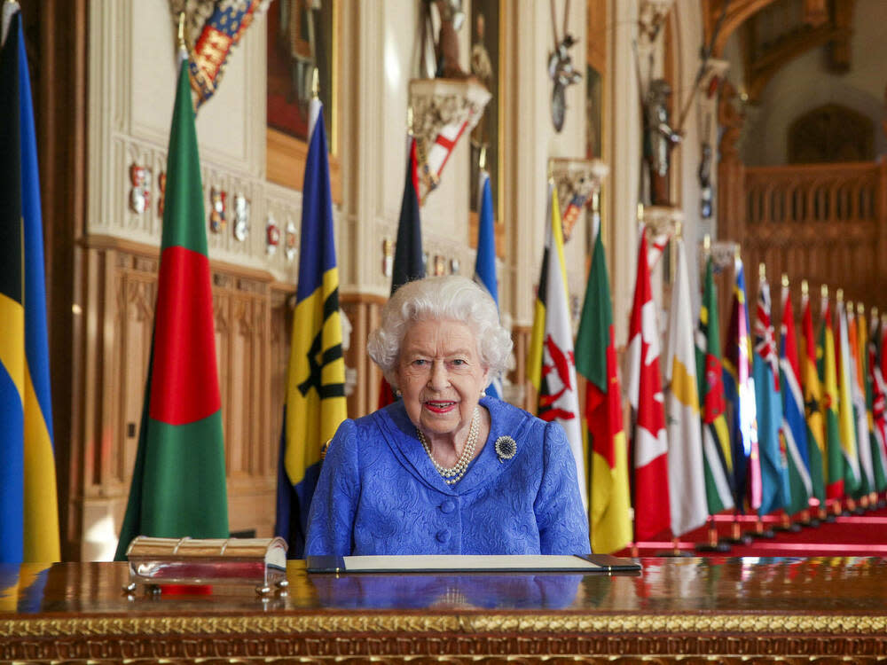 Queen Elizabeth II. erinnert am Commonwealth Day mit Brosche an ihren kranken Mann Prinz Philip. (Bild: imago images/i Images)