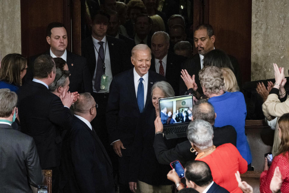 El presidente Joe Biden habla con los asistentes tras su discurso del Estado de la Unión ante el pleno del Congreso en el Capitolio de Estados Unidos en Washington, el martes 7 de febrero de 2023. (Kenny Holston/The New York Times).