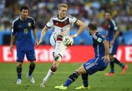 Germany's Andre Schuerrle (C) fights for the ball with Argentina's Pablo Zabaleta (R) and Lionel Messi during their 2014 World Cup final at the Maracana stadium in Rio de Janeiro July 13, 2014. REUTERS/Dylan Martinez (BRAZIL - Tags: SOCCER SPORT WORLD CUP)