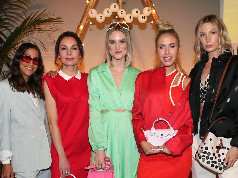 Rabea Schif, Nadine Warmuth, Kim Hnizdo, Alena Gerber und Sarah Brandner (v.l.n.r.) bei der Longchamp Glamping Party in München. (Bild: G.S./Getty Images/ PR for Longchamp)