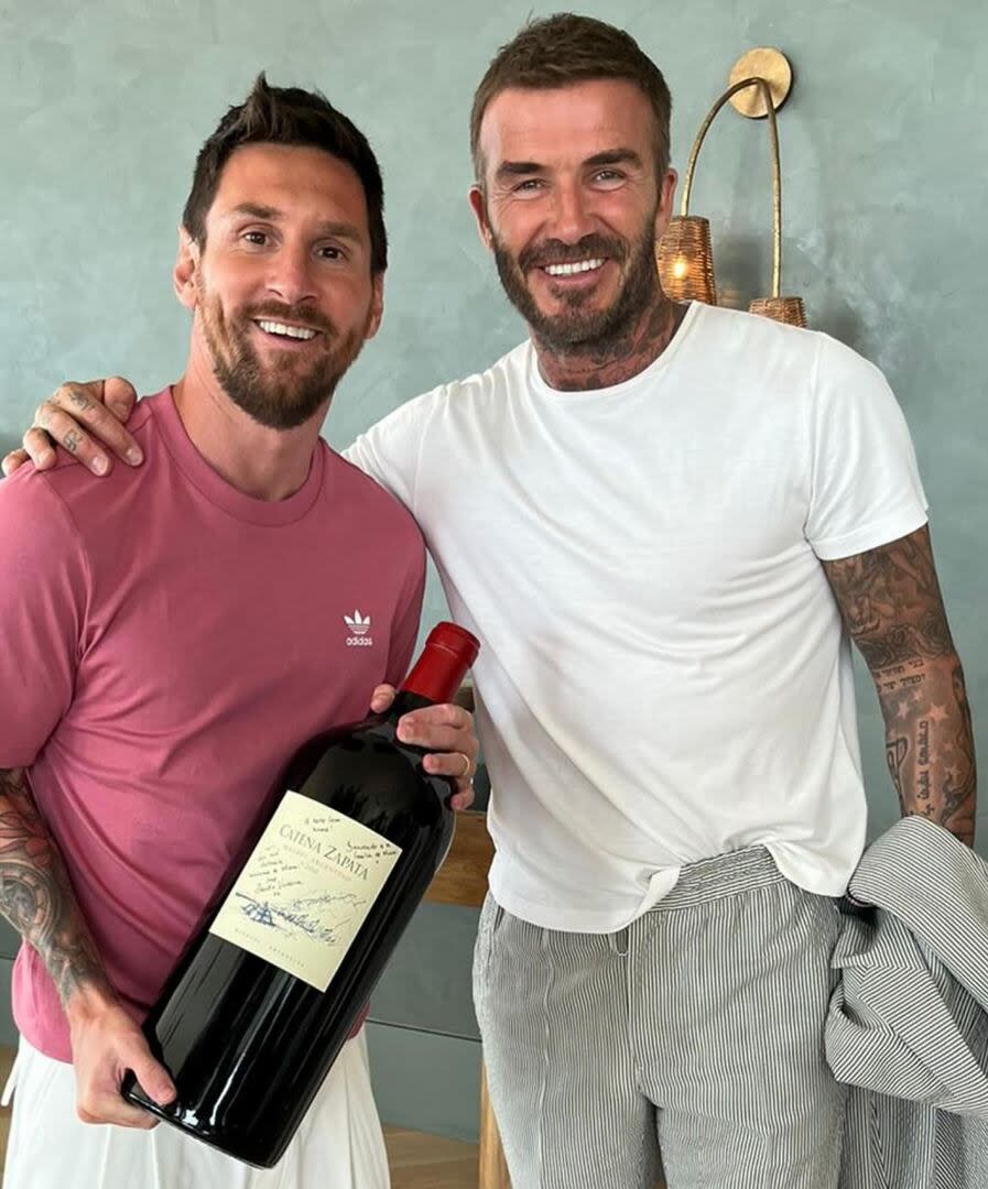 Leo Messi con el regalo que le entregó David Beckham