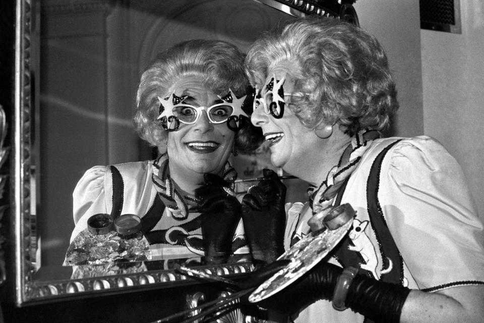 Humphries checking Dame Edna’s make-up at the Park Lane Hotel in Piccadilly, 1988 (PA)
