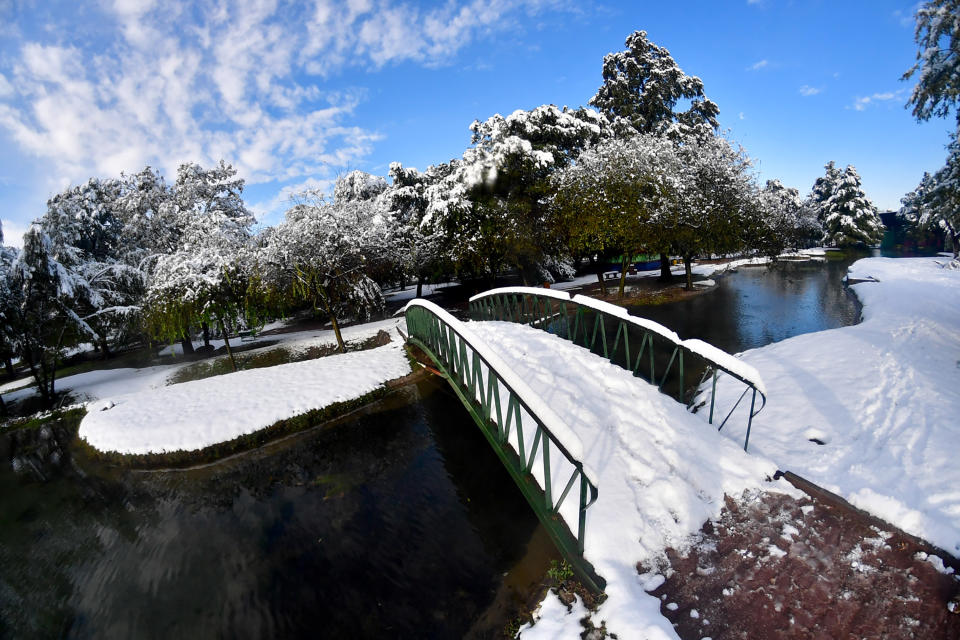 <p>MEX12. SALTILLO (MÉXICO).- 08/12/2017.- Un parque cubierto de nieve hoy, viernes 8 de diciembre de 2017, en Monclova, estado de Coahuila (México). Un ambiente muy frío se pronostica en la mayor parte de México, con nevadas o aguanieve en regiones de Chihuahua, Coahuila, Nuevo León, Durango, Tamaulipas, Zacatecas, San Luis Potosí, en las zonas volcánicas y en la llamada Sierra Negra, en Puebla, así como densos bancos de niebla que podrían reducir la visibilidad en el noreste, el oriente y el centro del país, debido a la primera tormenta Invernal de la Temporada de Frentes Fríos 2017-2018 informó el Servicio Meteorológico Nacional (SMN), dependiente de la Comisión Nacional del Agua (Conagua). EFE/Miguel Sierra </p>