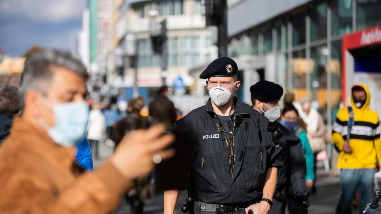 Bundespolizisten kontrollieren auf einer Einkaufsstraße in Berlin die Einhaltung der Maskenpflicht.