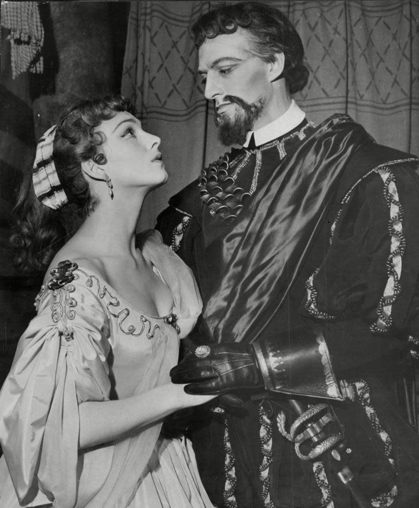 Barbara Jefford as Desdemona with Basil Hoskins as Lodovico in a production of Othello at the Shakespeare Memorial Theatre, Stratford-upon-Avon, 1954.