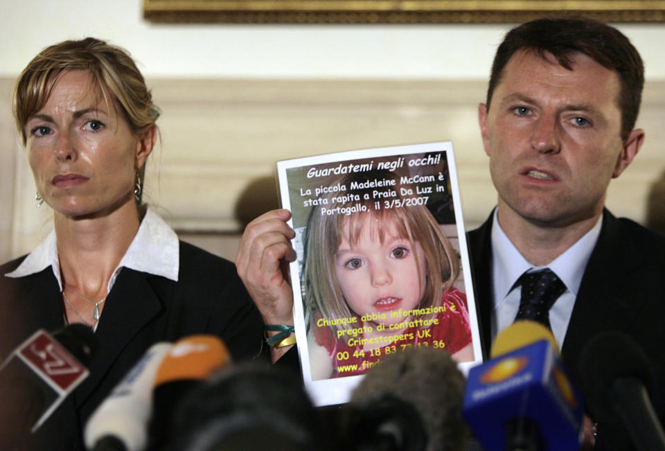 Gerry (R) and Kate McCann, parents of Madeleine MDie verzweifelten Eltern Gerry und Kate McCann versuchten mit Pressekonferenzen und Suchanzeigen, ihr verschwundene Tochter Madeleine wiederzufinden. (Bild: REUTERS/Chris Helgren)cCann, hold up a photo of their abducted daughter during a press conference after their meeting with Pope Benedict, in Rome May 30, 2007. The parents of a four-year-old British girl snatched from a Portuguese holiday resort nearly a month ago met the Pope on Wednesday and the Pontiff blessed a photograph of the child.     REUTERS/Chris Helgren  (ITALY)