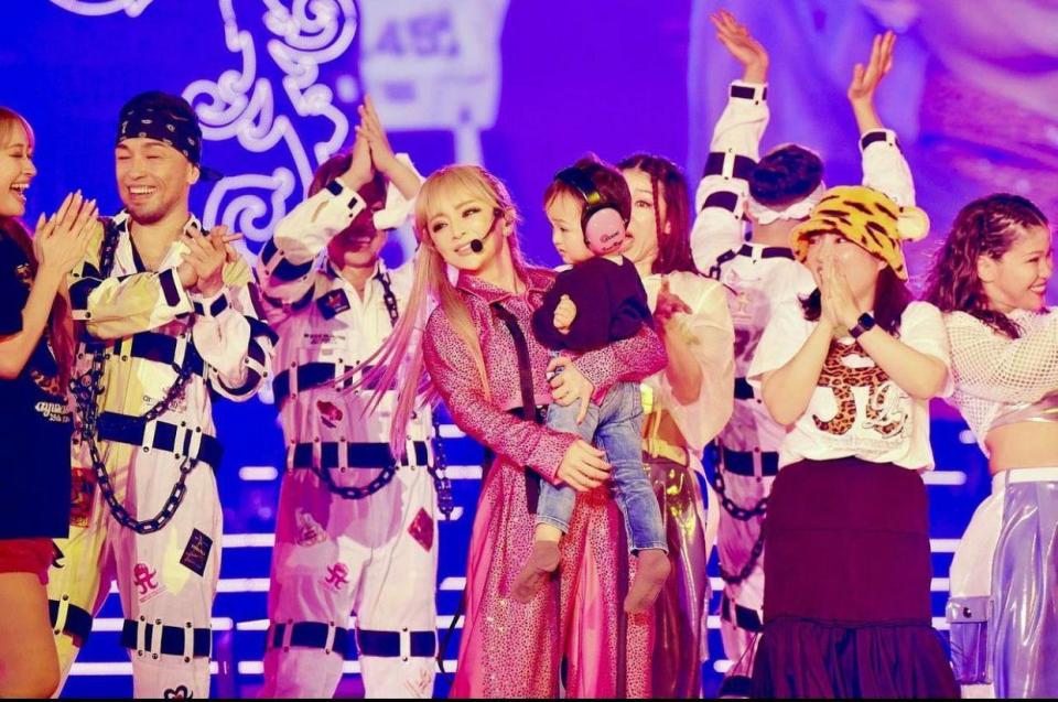 濱崎步在日前的25周年個唱上，手抱小男孩現身舞台。