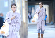 <p>Sin maquillaje y con un abrigo que parecía una bata para estar por casa, así inmortalizaron los paparazzi a Katie Holmes este fin de semana. (Foto: Gtres). </p>