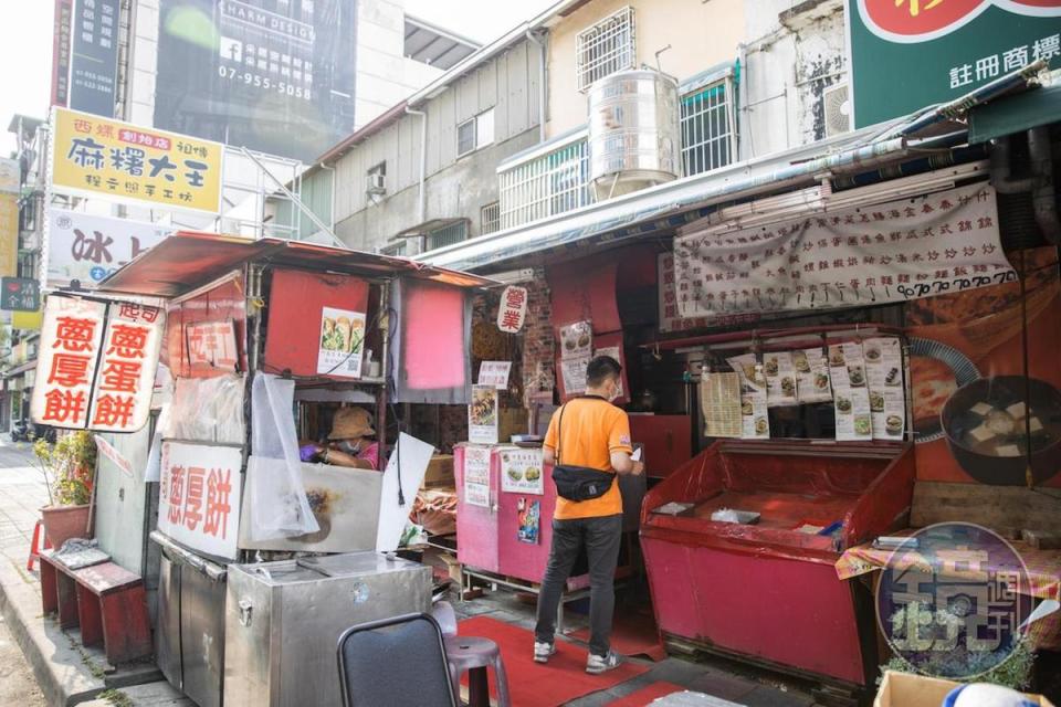 路邊攤阿惠蔥厚餅是高雄人喜歡的街邊點心。