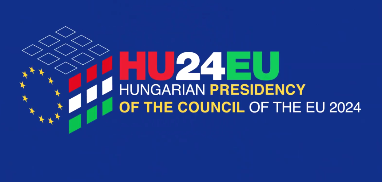 La Hongrie a opté pour un logo représentant le célèbre, Rubik’s cube, ironiquement synonyme du casse-tête de ce pays au sein de l’UE. 