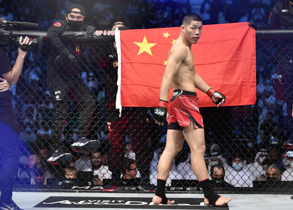 ABU DHABI, EMIRATOS ÁRABES UNIDOS - 30 DE OCTUBRE: Li Jingliang de China se prepara para pelear contra Khamzat Chimaev de Suecia en una pelea de peso welter durante el evento UFC 267 en Etihad Arena el 30 de octubre de 2021 en Yas Island, Abu Dhabi, Emiratos Árabes Unidos.  (Foto de Chris Unger/Zuffa LLC)