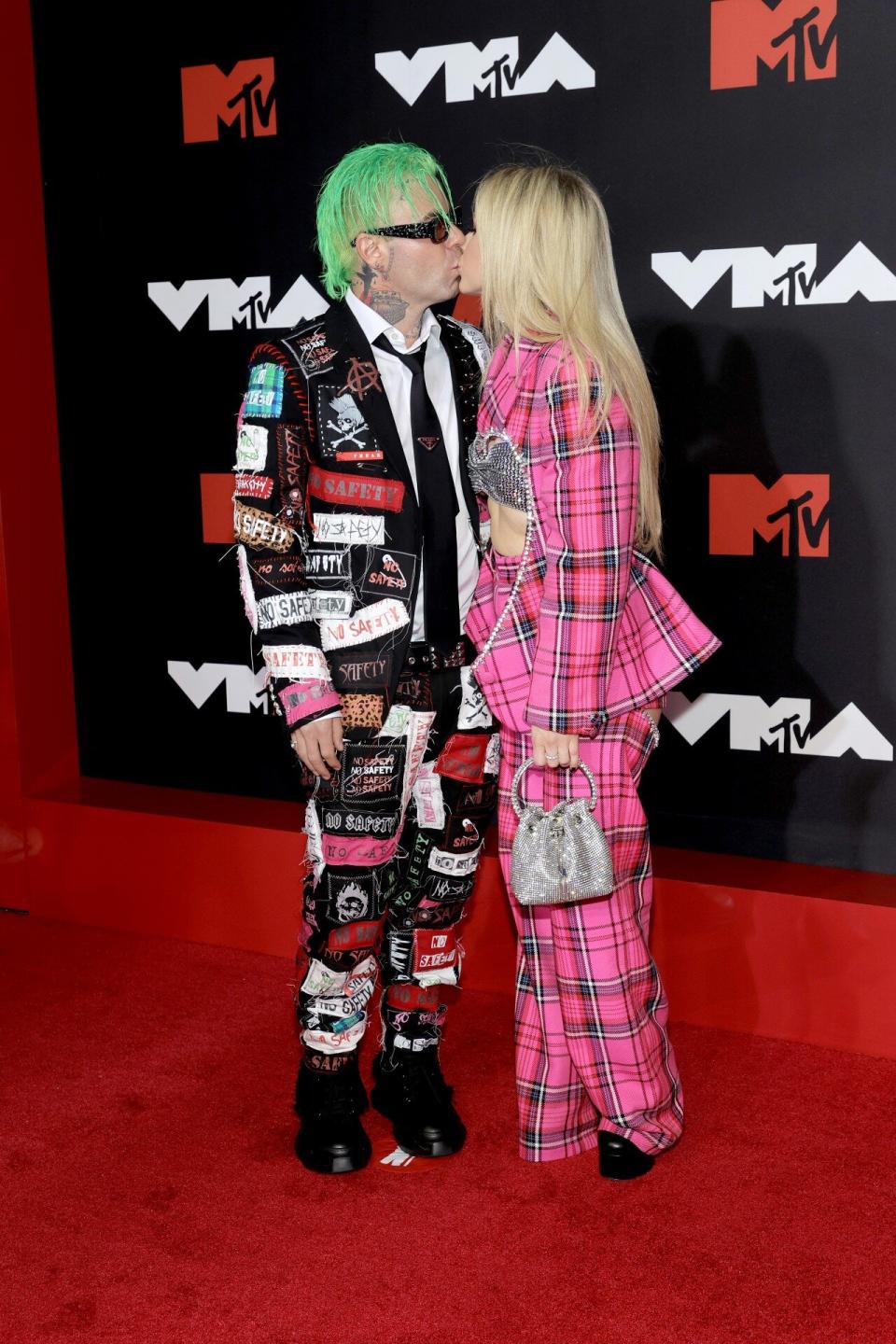 Avril Lavigne and Mod Sun VMAs Red Carpet Kiss