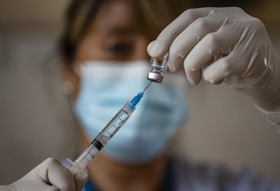 En esta fotografía de archivo del 15 de febrero de 2021, una trabajadora de la salud prepara una dosis de la vacuna CoronaVac contra el COVID-19 en la escuela pública Salvador Sanfuentes durante el inicio de la campaña nacional de vacunación para educadores, en Santiago, Chile. Un estudio a millones de chilenos que habían recibido la vacuna CoronaVac desarrollada en China encontró que la efectividad de la vacuna de la farmacéutica china Sinovac es de un 67% para prevenir casos sintomáticos de COVID-19 y de un 80% para prevenir fallecimientos. (Foto AP/ Esteban Félix, archivo)