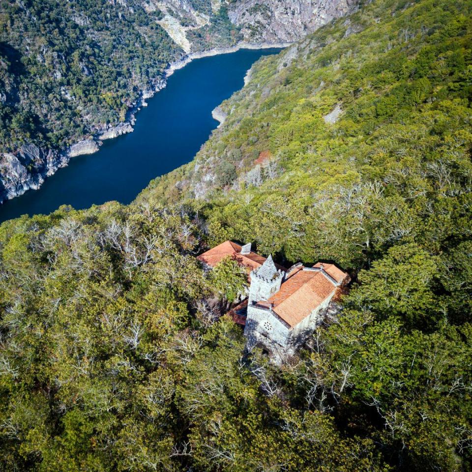 Vista aérea de Santa Cristina de Ribas de Sil y los cañones del Sil en la Ribeira Sacra, Ourense