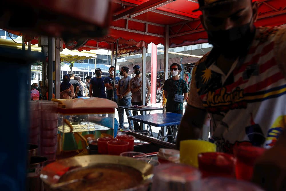 Tourists throng a stall selling Window Sherbet (Ais Tingkap) in George Town October 15, 2021. ― Picture by Sayuti Zainudin