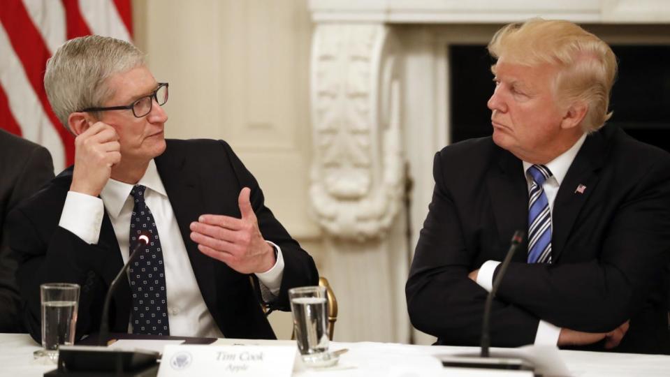 Tim Cook (izq) habla con Trump. Foto: AP.