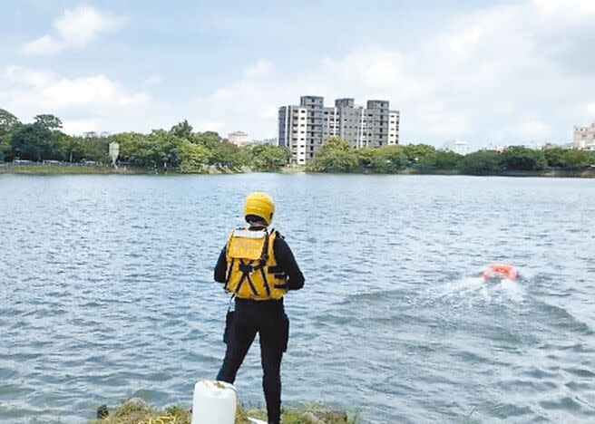 桃園市消防局利用「遠端遙控救生圈」可自動且快速抵達溺者身邊，省去時間，也降低救援人員下水的危險性，提升救溺效能。（蔡依珍攝）