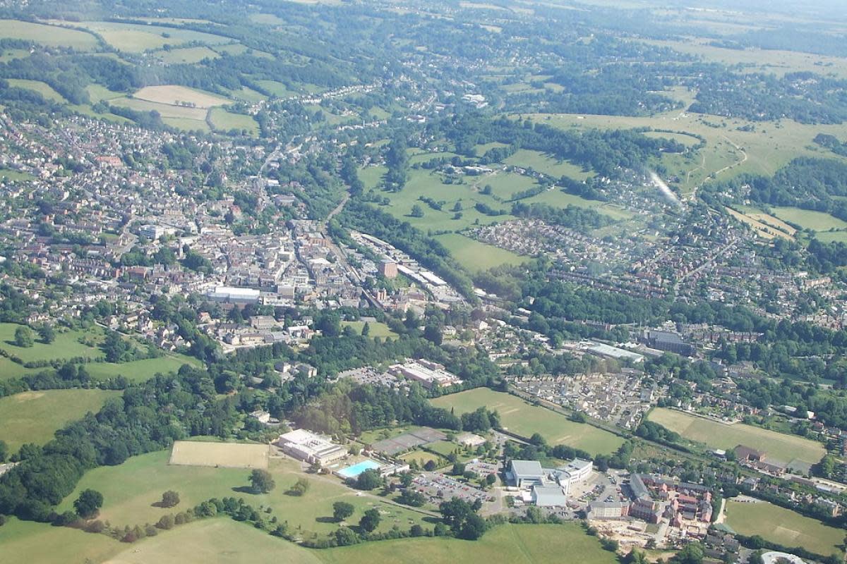 Stroud By Air1jwilkins1212 - Own work, CC BY-SA 3.0, https://commons.wikimedia.org/w/index.php?curid=12241036