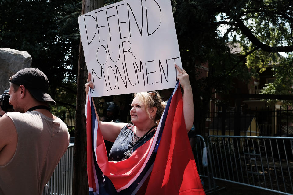 <p>A small number of pro-confederate supporters face off against demonstrators against a Confederate memorial monument in Fort Sanders on Aug. 26, 2017 in Knoxville, Tenn. (Photo: Spencer Platt/Getty Images) </p>