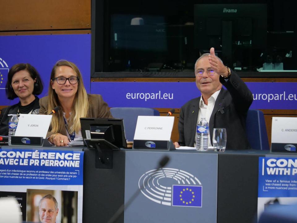 Virginie Joron et Christian Perronne photographiés lors d’une conférence au Parlement européen.