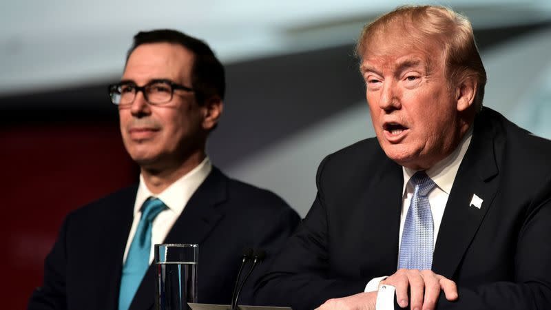 El secretario del Tesoro, Steven T. Mnuchin, con el presidente Trump. (Mandel Ngan / AFP / Getty Images).