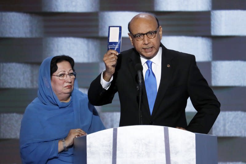 穆斯林父親吉澤爾汗（Khizr Khan）在民主黨全國大會上，要共和黨總統候選人川普讀懂美國憲法。（美聯社）