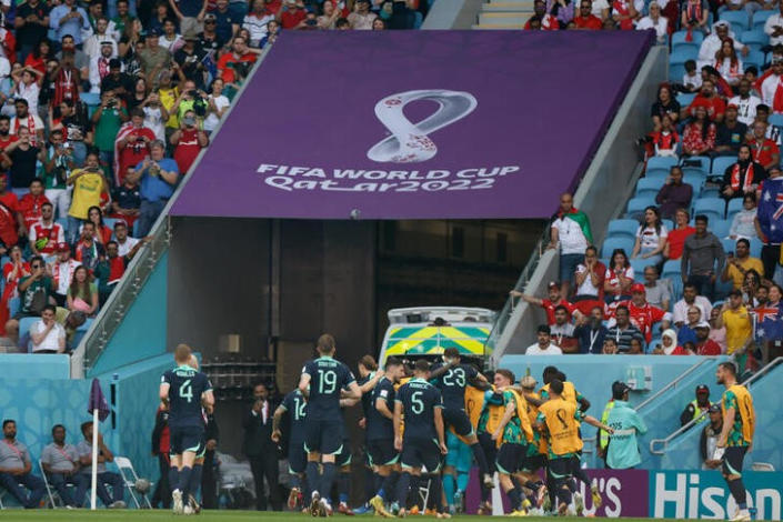 Foto del sábado del futbolista de Australia Mitchell Duke celebrando con sus compañeros tras marcar ante Túnez