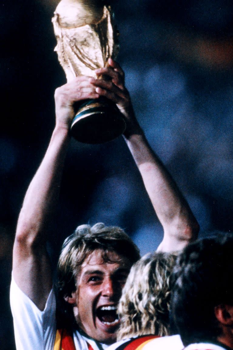 Roma, 8 de julio de 1990: Klinsmann en la gloria tras derrotar por 1 a 0 a la Argentina en la célebre final por el penal del árbitro mexicano Codesal