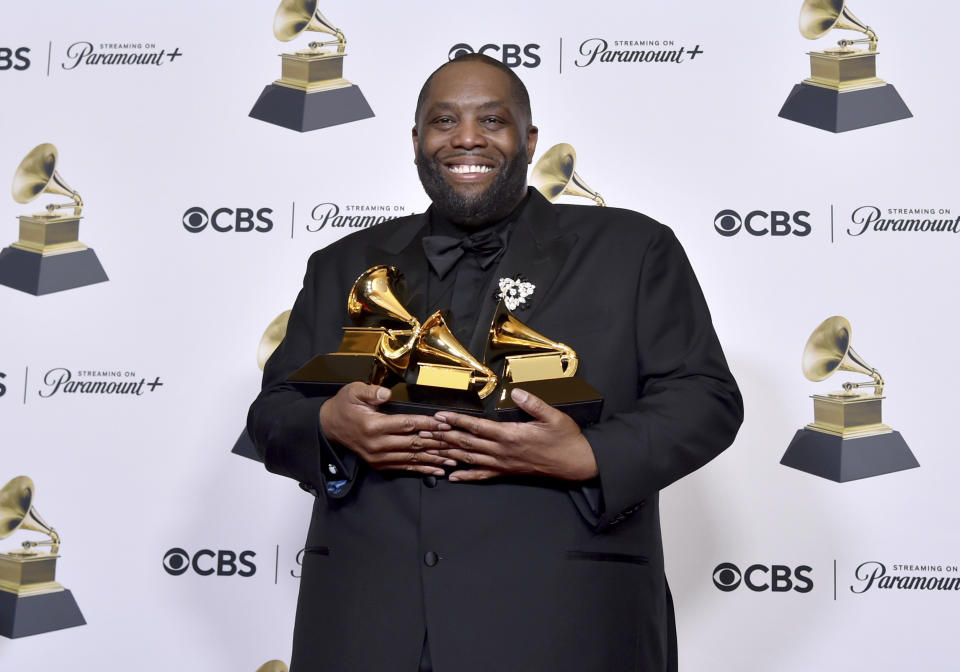 Killer Mike posa en la sala de prensa con los premios a mejor interpretación de rap y mejor canción de rap por "Scientists & Engineers," y mejor álbum de rap por "Michael" en la 66a entrega anual de los Premios Grammy el domingo 4 de febrero de 2024, en Los Angeles. (Photo by Richard Shotwell/Invision/AP)