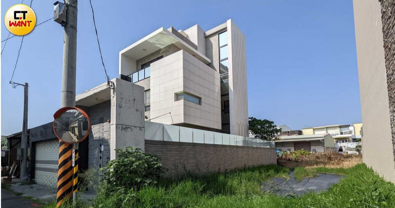 這幢獨棟建物位於安南區，是謝龍介透過信託取得的3處房產之一。(莊曜聰攝)