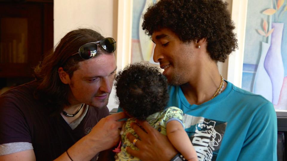 Dante (r.) und Lutz Pfannenstiel im SOS-Kinderdorf in Salvador - ein Projekt, das der Star unterstützt (Bild: ZDF / Lehmann).