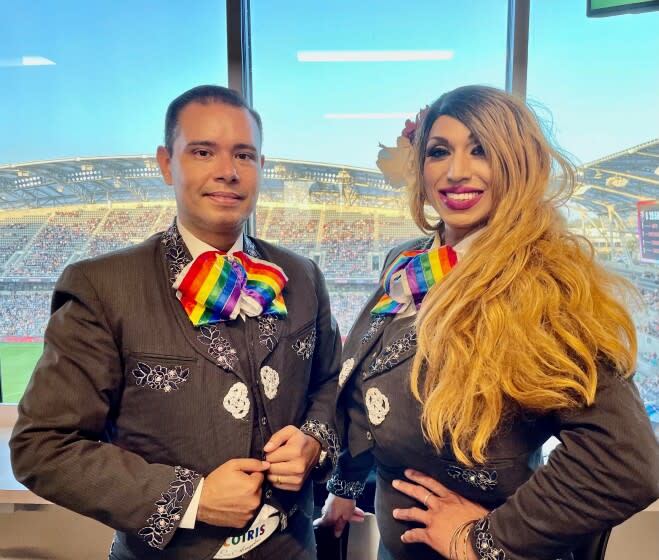 Carlos Samaniego (izq.) y Natalia Meléndez, líderes del Mariachi Arcoiris, el denominado primer mariachi LGBTQ+, se presentó en el Banc of California Stadium antes del duelo ante el Angel City FC y Dash de Houston el martes.