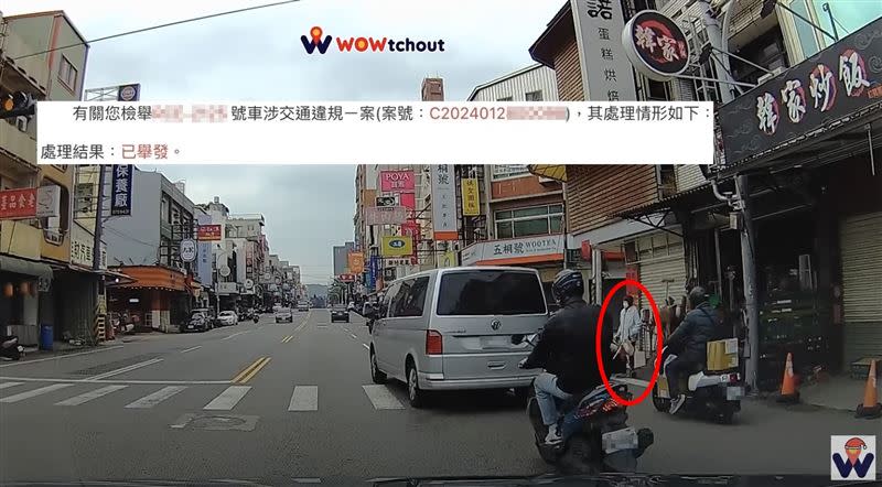 婦人在路邊等了許久。（圖／YT WoWtchout - 地圖型行車影像分享平台授權提供）