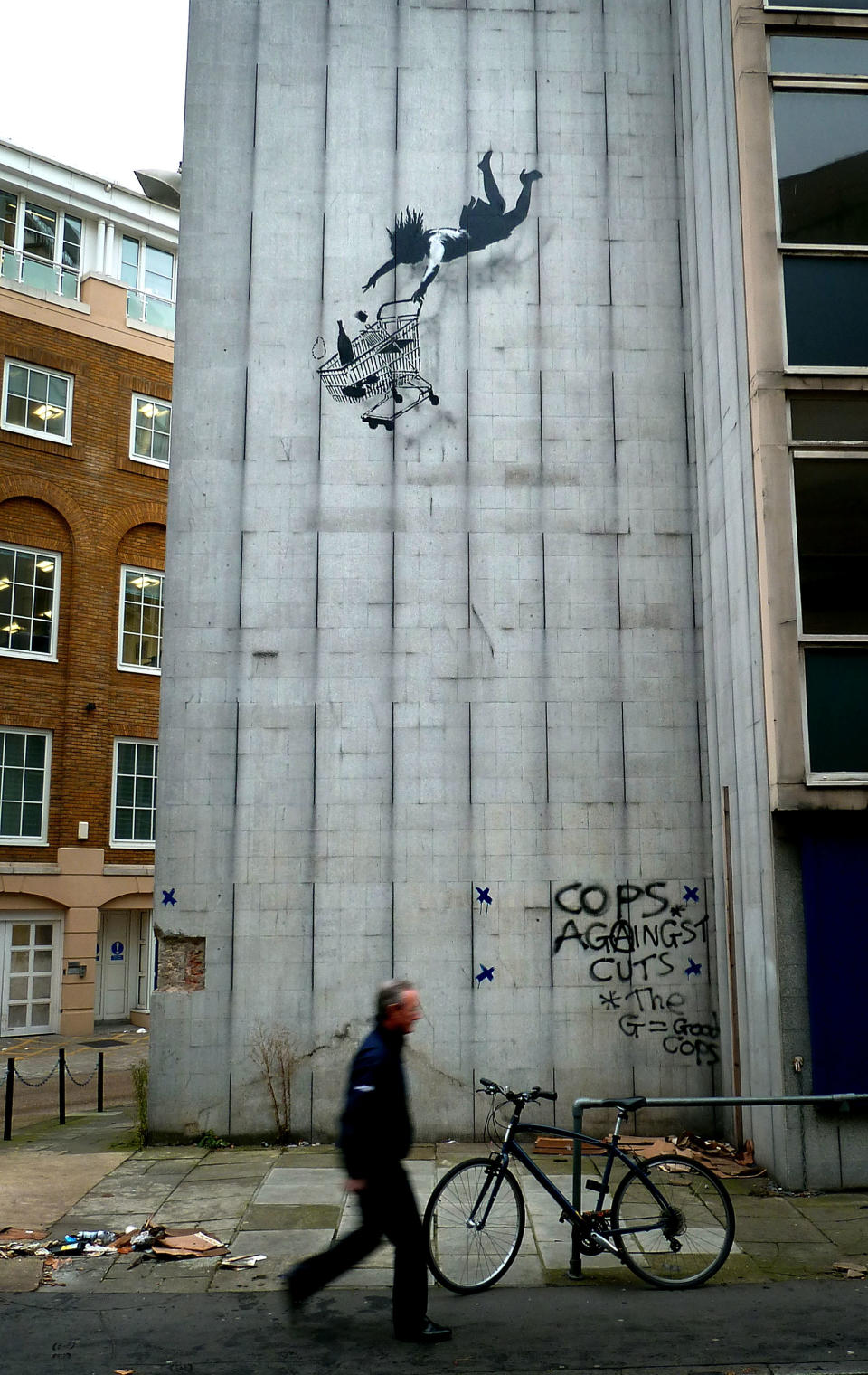 "Shop till you drop" – ein echter Banksy in London (Bild: Jim Dyson/Getty Images)