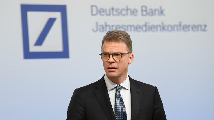 Trotz seines Optimus für das laufende Geschäftsjahr will Deutsche-Bank-CEO Sewing auch schneller sparen. Foto: dpa