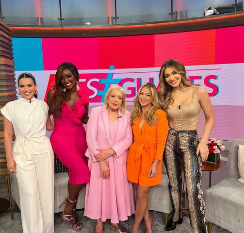 <p>Instagram Adamari Lopez</p> Karina Banda, Amara La Negra, Dra. Nancy Alvarez, Adamari Lopez y Migbelis Castellanos, conductoras de Desiguales (Univision)