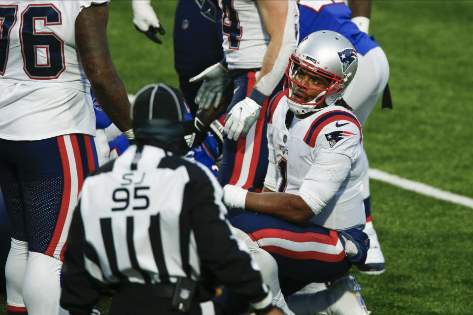El quarterback Cam Newton (1) de los Patriots de Nueva Inglaterra tras perder el balón en la última ofensiva del partido contra los Bills de Buffalo, el domingo 1 de noviembre de 2020. (AP Foto/John Munson)