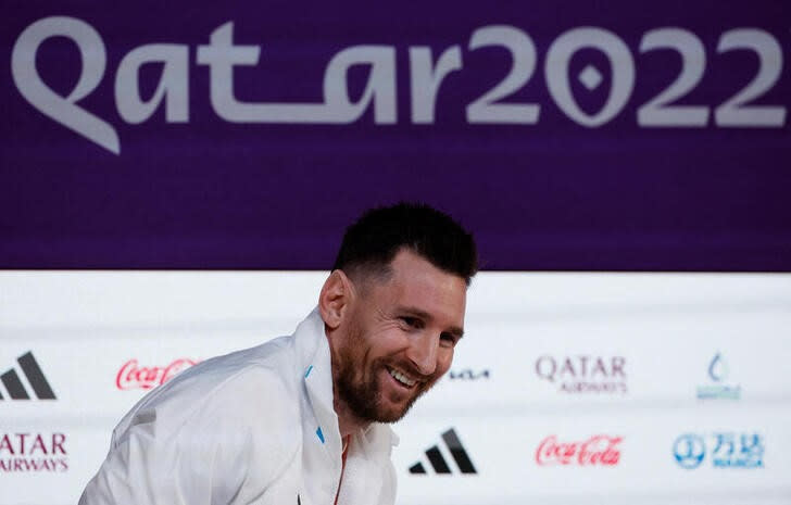 Foto del lunes del capitán de Argentina Lionel Messi en una rueda de prensa