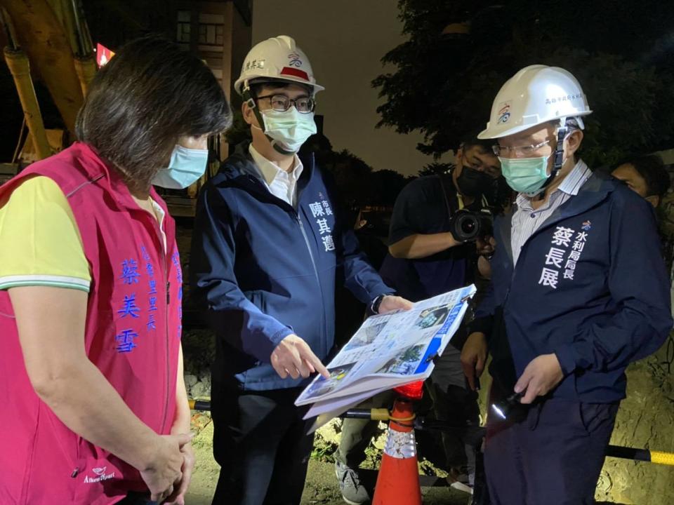 陳其邁(中)視察鳳山曹公圳分洪計畫。   圖：高雄市政府提供