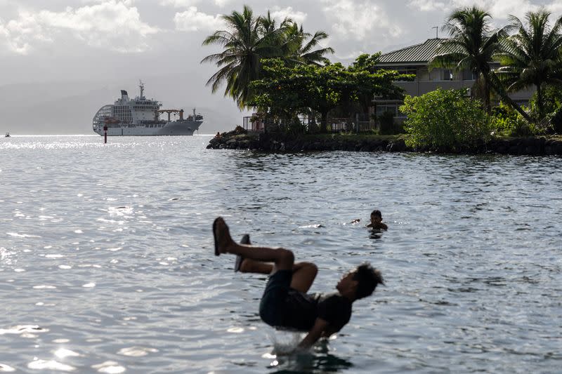 FOTO DE ARCHIVO: El Aranui 5, un crucero-carguero donde se alojarán algunos de los atletas que competirán en la competición de surf de los Juegos Olímpicos de París 2024, es visto cerca de Teahupo'o, Tahití