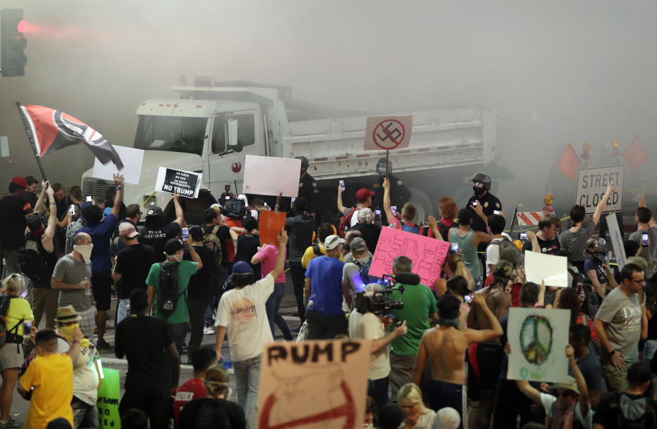 <p>Die Polizei setzt in Phoenix im US-amerikanischen Bundesstaat Arizona Tränengas gegen Demonstranten ein. Trump-Gegner protestierten vor einer Kundgebung im Phoenix Convention Center gegen dessen Positionierung zu rechter Gewalt in den Vereinigten Staaten. (Bild: Matt York/AP/dpa) </p>