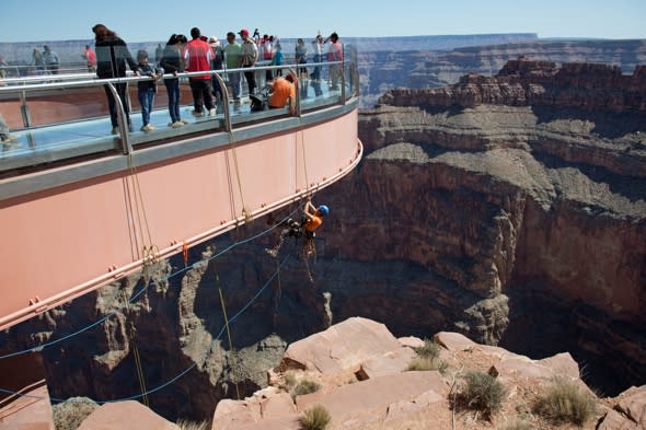 grand-canyon-cleaners-skywalk-attraction-4000-ft-high-pictures