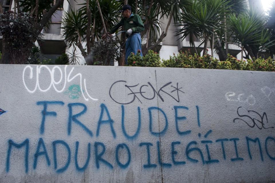 Un grafiti en una calle de Caracas expresa que Maduro es ilegítimo y que hubo fraude en las elecciones presidenciales de Venezuela.