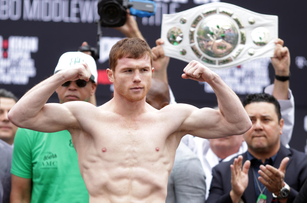 El boxeador mexicano Saúl &quot;Canelo&quot; Álvarez posa durante el pesaje, previo al combate por el título de medio pesado del CMB, el 6 de mayo de 2016 en Las Vegas (AFP | John Gurzinski)