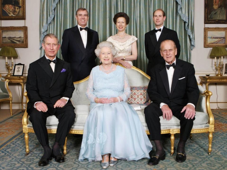 La Reina y el príncipe Felipe con sus hijos, los príncipes Charles, Andrew, Anne y Edward (Getty)