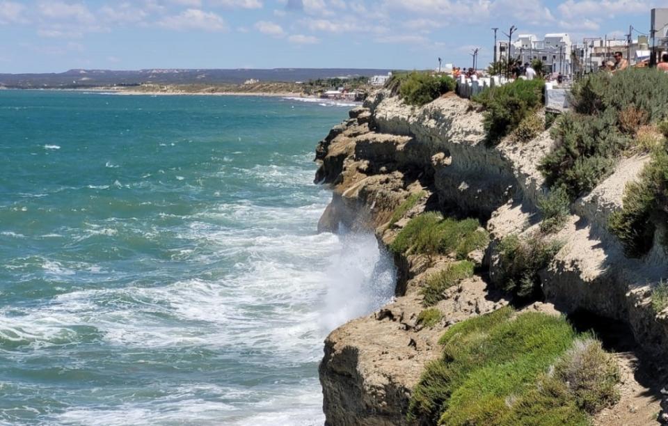 Hasta cuándo seguirán las mareas extraordinarias en Las Grutas: horarios y  precauciones para ir a la playa